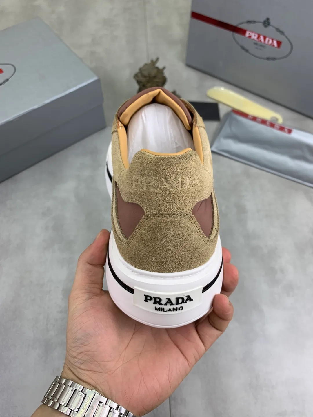 Men's shoes 💰P560💰 [New model] High version official website popular model is on the market, 🆘 Trendy brand (Prada) mainly promotes popular model, avant-garde and versatile fashionable men's shoes private version mold opening, cowhide surface splicing 1:1.. Stylish and simple, original imported cowhide lining cowhide feet; the atmosphere and personality are more fashionable, eye-catching and pursuing class. It will subvert the old idea and be a must-have for fashion trendsetters with you! Must keep it for yourself! Tall and comfortable, large and low, high-end quality workmanship. Size: 38-45; multiple colors available.